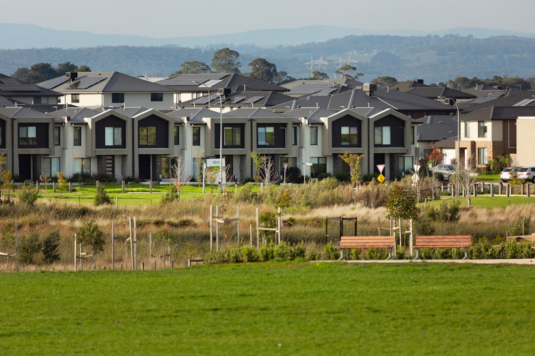 Jak Zmiany Klimatyczne Wpływają na Rynek Nieruchomości w 2026 Roku: Strategiczne Porady dla Inwestorów