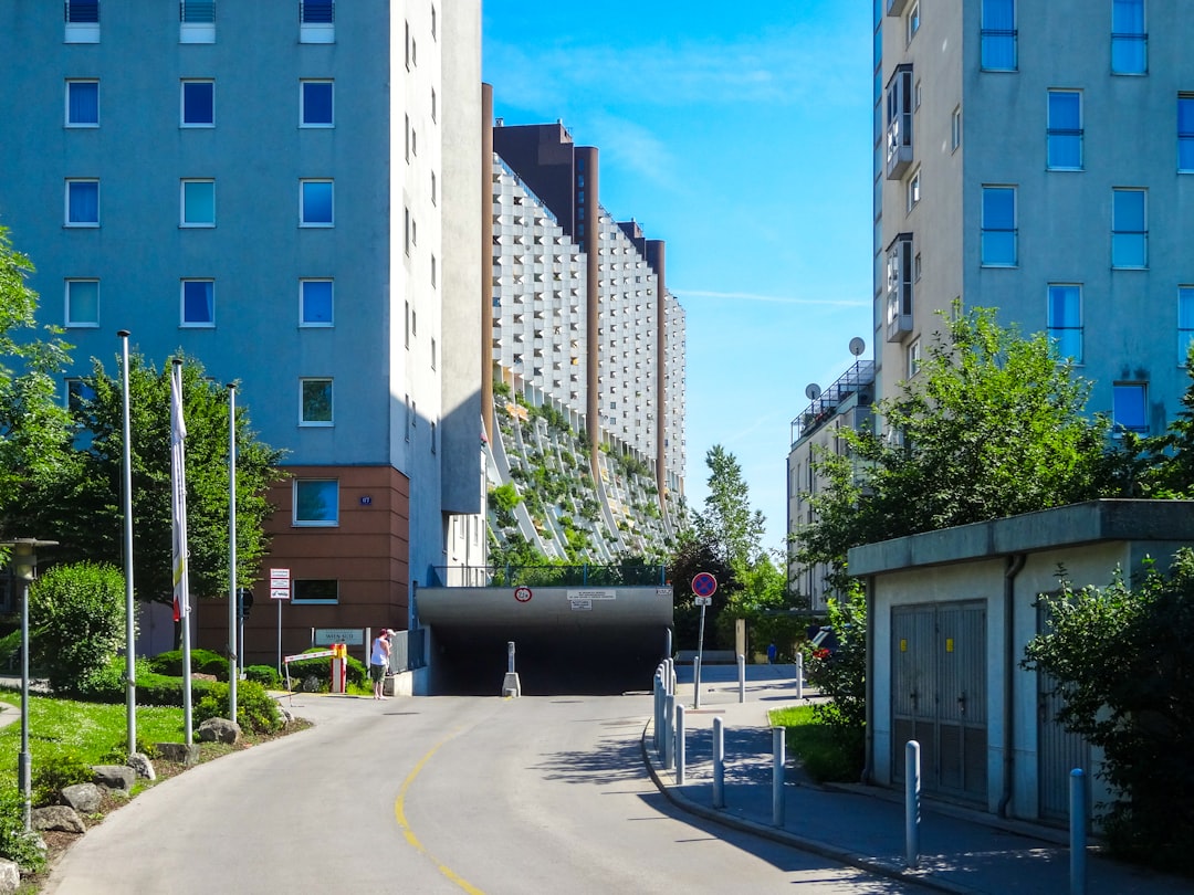 Mieszkanie czy dom - co wybrać? Praktyczny poradnik dla kupujących